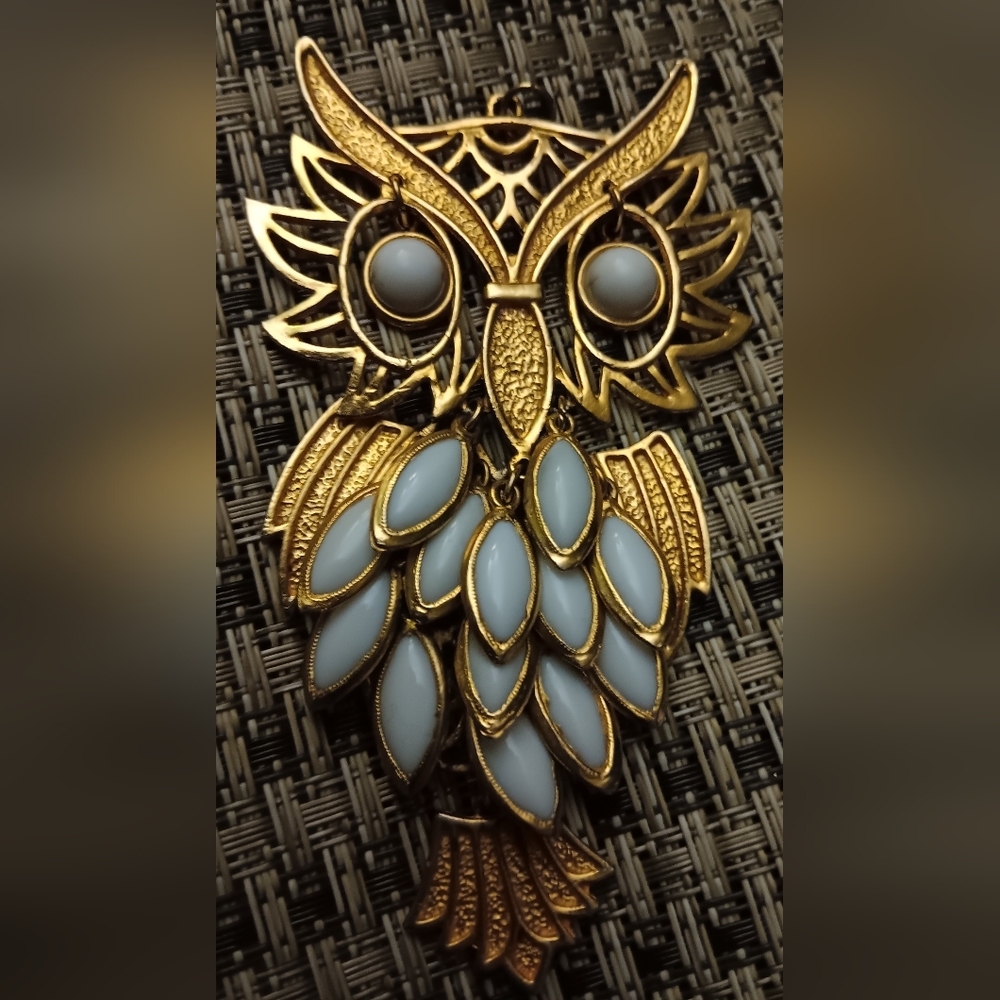 VNTG GIVE A HOOT OWL WITH WIGGLING EYES, CHEST FEATHERS AND TAIL! OWL PENDANT